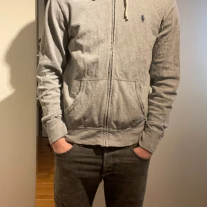 Ralphlauren zip hoodie - Snygg zip hoodie i storlek s, nästan helt ny knappt använd, tveka inte att höra av dig vid frågor