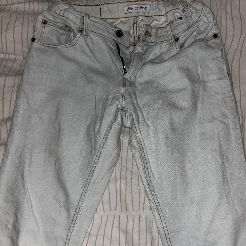 Säljer dessa jeansen som inte kommer till någon anvädning längre. De har fått fläckar efter 1 tvätt (vet ej hur men inget som syns jättemycket ) haft slits innan men sytt ihop. Är 158 cm . Jeans & Byxor.
