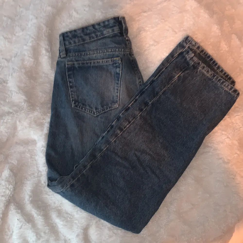 Säljer mina snygga arrow low från weekday😇 dom är lågmidjade och typ oanvända💕😇säljer pga att dom inte kmr till användning💕 använd inte köp nu😇🩷kan tänka mig att sänka priset vid snabb affär!💕 orginalpris 549kr. Jeans & Byxor.