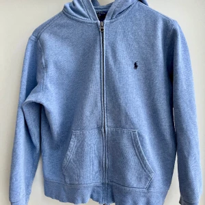 Ralph lauren hoodie - Säljer nu denna sjukt snygga hoodien från Ralph Lauren i bra skick | Tröjan har lite tecken på användning och har ett par hål och liknande. Skriv för mer frågor.
