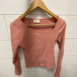 Tröja  - Säljer denna fina tröja då den tyvärr aldrig kommer till användning. Vid intresse skriv för fler bilder☺️