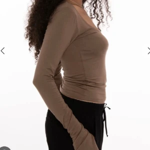 2st adsgn tröjor - Säljer mina adsgn toppar, jättefina i krämvit och brun. Använt fåtal gånger och i fint skick (lite skrynkliga på bilden). ❤️köpta för 499 styck, säljer för 400 för båda.