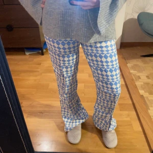 Rutiga byxor - Supergulliga byxor från zara. De är helt oanvända, säljer då de är för långa för mig, är 160 cm. Lappen sitter kvar, nypris 359 kr. Fina till en sommardag, luftiga och tunnt material. Stängs med en dragkedja en knapp och ett spänne, som kostymbyxor.