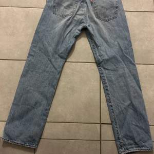 Levis 501or. Använt ett fåtal gånger och är i väldigt bra skick. Har 3 små färgfläckar där fram som knappt är synliga.  Nypris 1099