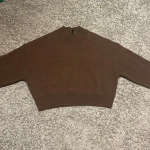 Stickad tröja  - Oanvänd stickad tröja i kort modell och superbra skick.