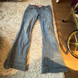 Jeans - Säljer de här supersnygga jeansen ☺️ har satt skosnöre i midjan då de är för stora men de kan man ju ta ut och påverkar inte jeansen liksom🥰superfina skick och de är Lågmidjat/mid