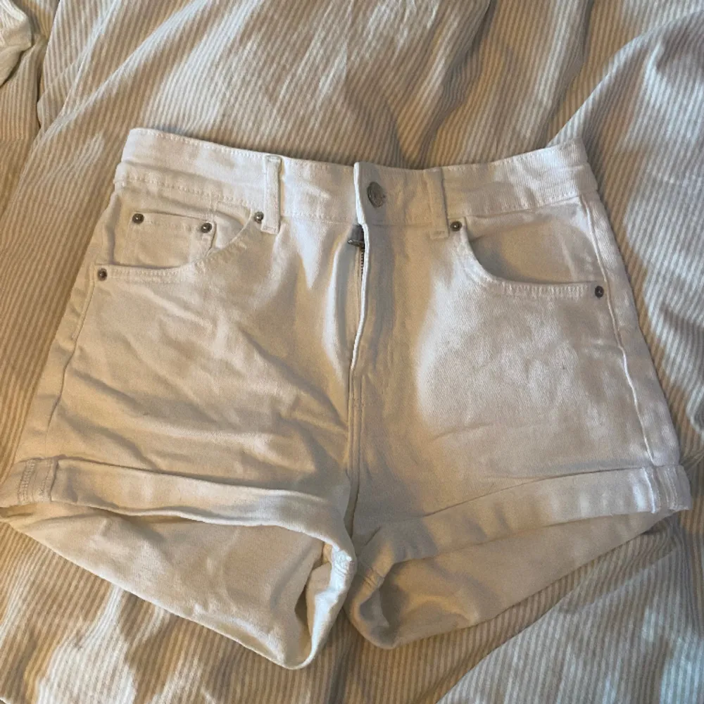 Jättesnygga vita jeans shorts från Bershka. Jättebra skick och knappt använda. Storlek 36/S men kan funka som M.. Shorts.