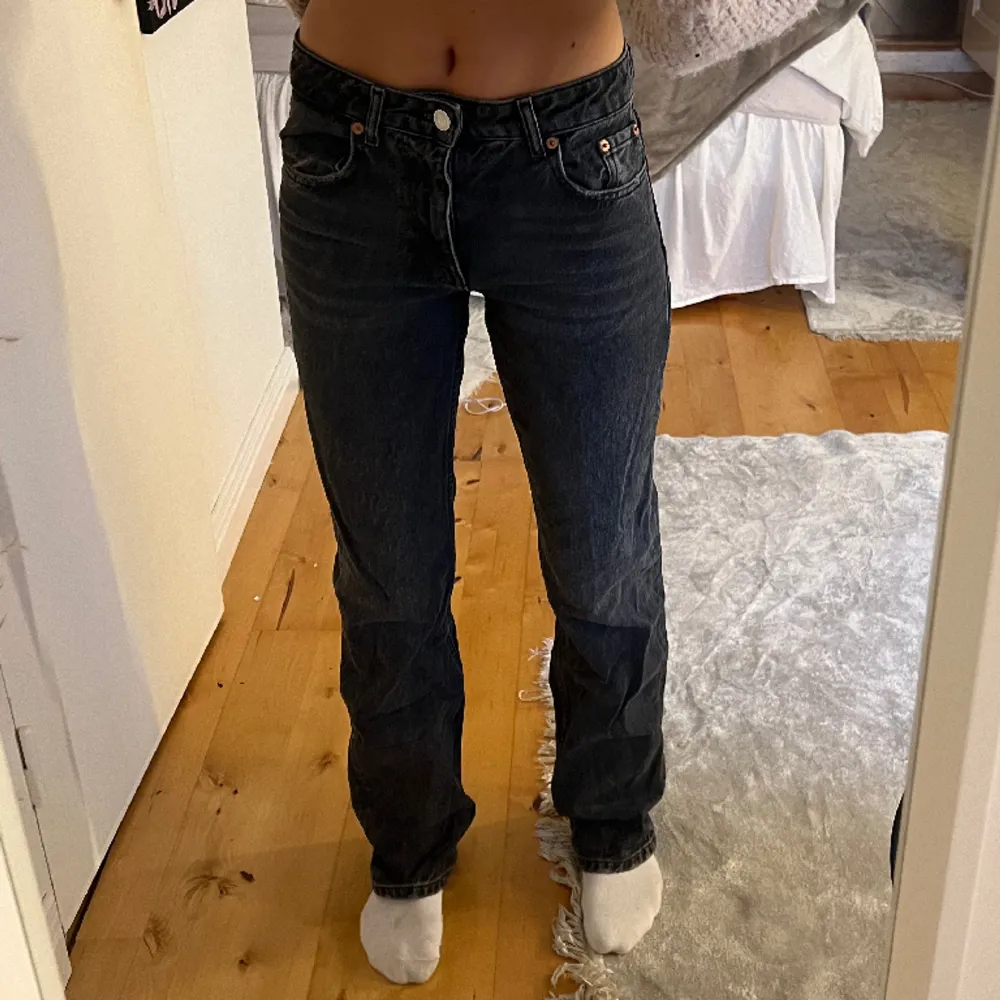 Midrise jeans från zara i mörkgrå. Raka i modellen, jag är 165 passar bra i längden. Brukar ha 32 i längd. Storlek 34. Jeans & Byxor.