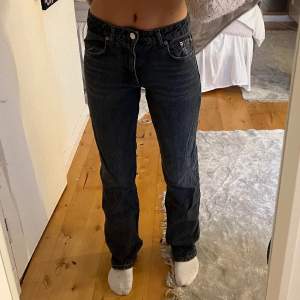 Midrise jeans från zara i mörkgrå. Raka i modellen, jag är 165 passar bra i längden. Brukar ha 32 i längd. Storlek 34