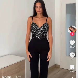 Glitter jumpsuit  - Säljer denna populära jumpsuit från new yorker storlek 34. Aldrig använd prislapp finns kvar 