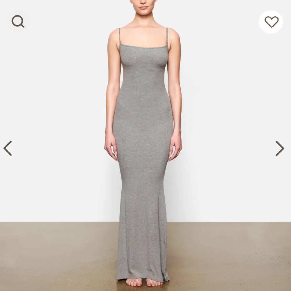 Säljer denna populära klänningen från skims, endast använd en gång💕storlek XXS, men stretchig och passar mig med XS/S. Klänningar.