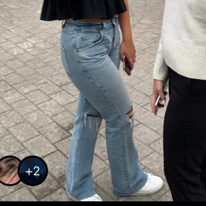 zara bootcut jeans - Säljer mina sparsamt använda zara jeans med hål. Dom är i fint skick med ”fina” hål på knäna. Dom är verkligen super fina!💞