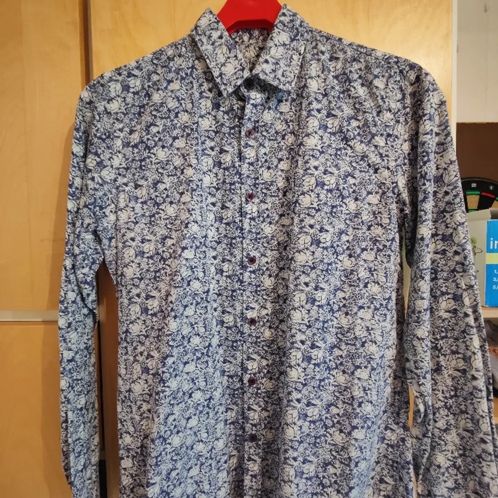 Mönstrad skjorta i storlek small- xs från gruppocoin, väldigt snygg men använder inte så ofta längre. I gott men använt skick. . Skjortor.