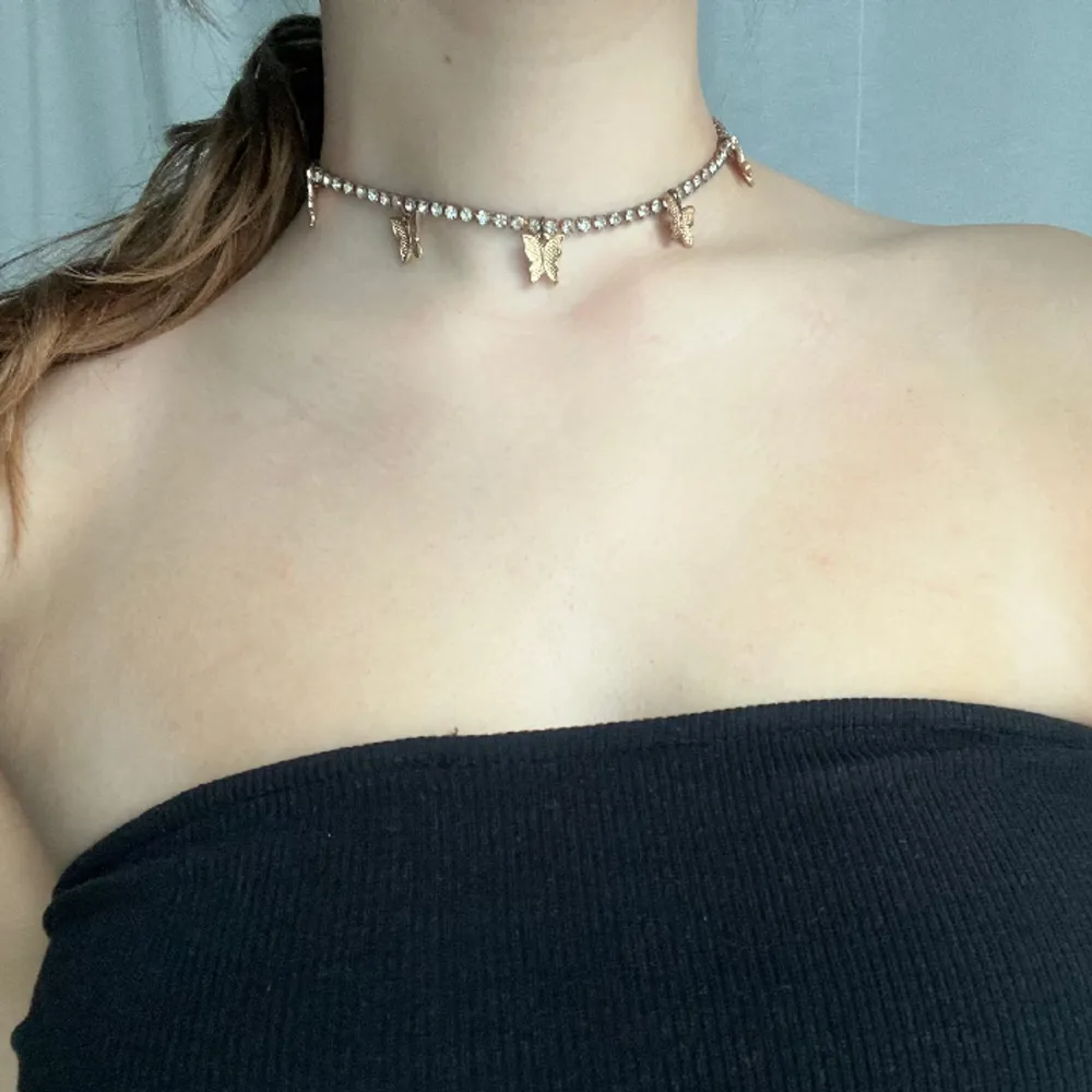 Guldigt / brons halsband med fjärilar 💖 Frakt: 15kr eller 29kr (spårbart). Accessoarer.