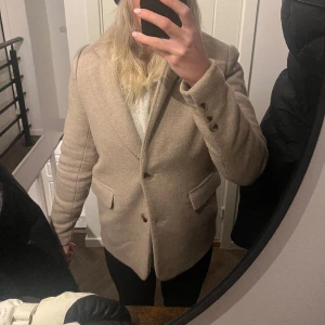 Jack-kavaj - Använd enstaka gånger. Säljs på grund av att den är för liten. Fint skick.