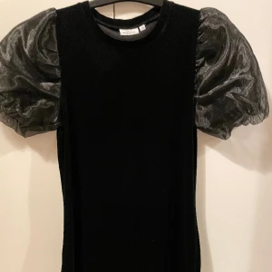 Klänning  - En perfekt klänning till nyår! Jag säljer den eftersom att den inte har kommit till användning och den är bara använd ett fåtal gånger! Den är i mycket fint skick❤️