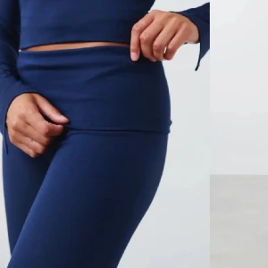 SOFT TOUCH YOGA PANTS GINA TRICOT - Hejsan! Säljer dessa skitsnygga yoga pants i marinblå färg från Gina tricot. De är i storlek XS, passar även större eftersom materialet är stretchigt. Helt nyskick, säljer då de aldrig används. Hör av er! 💕 Nypris 359