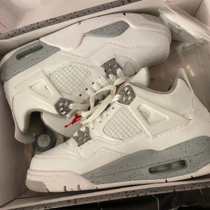 Helt nya jordan 4 - Säljer mina helt nya Jordan 4 retro oreo A:A kopior. Bästa kopiorna då de ser 100% äkta ut. Helt oanvända då de tyvärr var för stora på mig. Storlek 39. Skriv om ni skulle vilja ha fler bilder