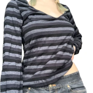 Randig tröja - Långärmad tröja från lindex i skönt material, storlek s. Kommer inte till använding av mig så bättre att den säljs 🌺