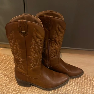 Bruna Cowboy boots  - Säljer dessa coola boots! Använda men fortfrande i bra skick! 350 + frakt! 🥰