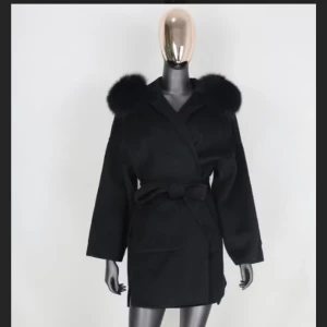 Päls kappa  - Päls kappa från en instagram sida köpte för 3000 säljer nu för 1000 men priset kan diskuteras, de är äkta päls på trimmen och kappan är i gott skick