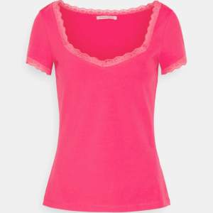 fin rosa t-shirt som jag säljer pga att den inte kommer till andvändning men är väldigt fin och vintrige💗