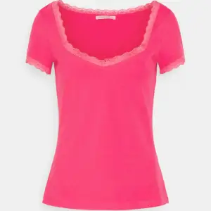 fin rosa t-shirt som jag säljer pga att den inte kommer till andvändning men är väldigt fin och vintrige💗