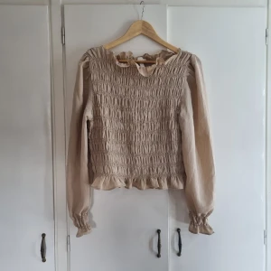 Beige blus - Använd fåtal ggr.