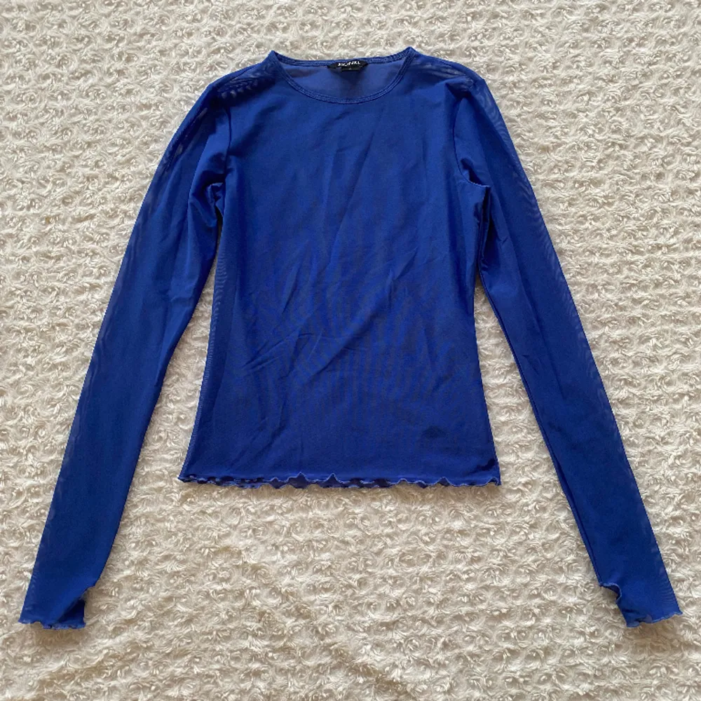 Blå mesh tröja från monki i nyskick. Jättesnyggt med ett linne över eller under :) Storlek S. Toppar.