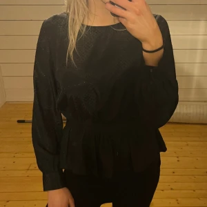 Jaquard tröja - Jöttesöt tröja köpt på sellpy, men aldrig använd av mig. Perfekt för middagar💕💕