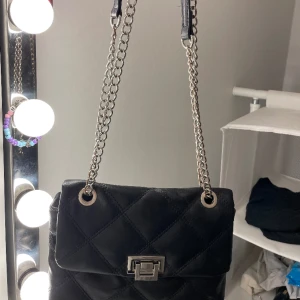 Väska - Axelremsväska som aldrig kommer till användning. Original 200kr