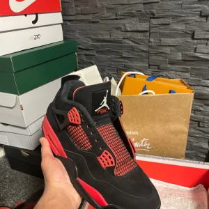Jordan 4 Red thunder - STEAL! Ett par Jordan 4 Red thunder i utmärkt skick🔥 Size 44,5👀 Äktenhetsbevis finns (Samt bild från beställning)🤩 Box, skosnören, samt äktenhetsbevis fås med vid köp🙌    Tveka inte att höra av dig vid minsta lilla fundering🙏