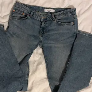 Lågmidjade, ljusblå jeans från junkyard i storlek 36/38. De är lite utsvängda i botten och är långa (runt 34)