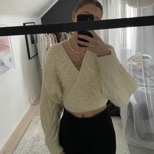 Knyt kofta Zara - Väldigt mysig Knyt kofta från Zara i fint skick. Skönt material som inte sticks. Går att göra i flera olika storlekar då man knyter den själv efter sin egen kropp. Är krämfärgad