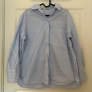 Söt blå-vit randig skjorta från Mango! (MNG). Köpt i somras, använd 1 gång. Har för mig att nypriset var cirka 300 kr. Skriv för mer information!