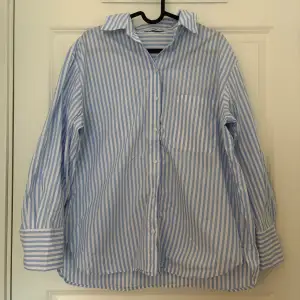 Söt blå-vit randig skjorta från Mango! (MNG). Köpt i somras, använd 1 gång. Har för mig att nypriset var cirka 300 kr. Skriv för mer information!