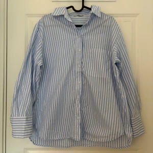 Skjorta MNG - Söt blå-vit randig skjorta från Mango! (MNG). Köpt i somras, använd 1 gång. Har för mig att nypriset var cirka 300 kr. Skriv för mer information!