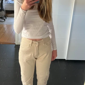 Jeans - Jeans i lite beigeare färg, aldrig använda! Kontakta för mer bilder och info!