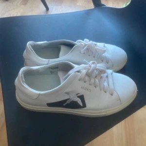 Arigatos - Vita Arigatos i storlek 38, säljer dom för att dom är för små för mig❤️
