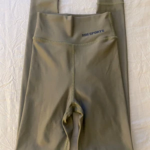 Träningsbyxor Xs  - Träningsbyxor stl xs från MM Sports i en militärgrön färg, nästan aldrig använda! 