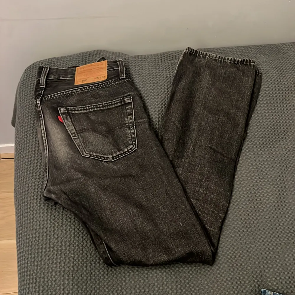 Hej! Säljer Levis jeans 501 pga att jag inte har nån användning av fem längre! Hör gärna av er om ni har frågor!👍😊. Jeans & Byxor.