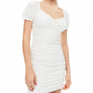 Vit H&M klänning - Säljer denna jättesöta klänningen från H&M (Divided)💗 Den är endast använd en gång, alltså är den i väldigt bra skick! Passar perfekt som sommarklänning till olika tillställningar nu i sommar!!