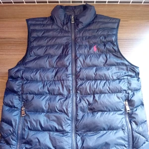 Ralph Lauren Väst - Inga skador, väldigt bra skick. Storlek 14-16 som ska motsvara XS-S. Skriv om du har frågor