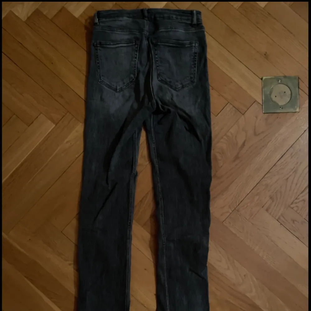 Zara jeans, gråa, med slits nedåt. Jeans & Byxor.