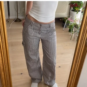 Bershka randiga byxor - Randiga, lågmidjade byxor från bershka. Jag är ca 1.64 och har s/m i underdel. Var att skriva vid frågor💘