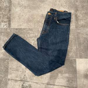 Nudie jeans i modellen fearless freddy. Skick 8,5/10 storlek 32/32. Färgen heter Dry ring. Tveka inte att kontakta mig vid fler bilder eller frågor!