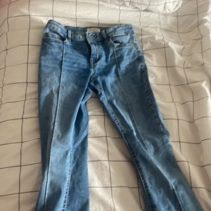  Låg midja byxor  - Blåa byxor 👖, bra skick,nästan aldrig använt ✨