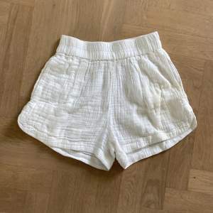 Fina linne shorts från rip curl💕 säljer då de inte kommer till användning, de är i bra skick 💗