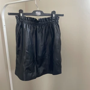 Svart skinnkjol - Svart skinnkjol från raglady.