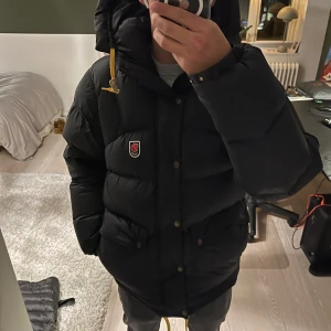FJÄLLRÄVEN JACKA, EXPEDITION DOWN LITE JACKET - Säljer just nu min fjällräven jacka då den inte längre kommer till användning - Skick är 9/10, som ny - Nypris är ca 8000kr, mitt pris är 4000kr - Tveka inte att höra av er om ni har eventuella frågor eller vill ha fler bilder!